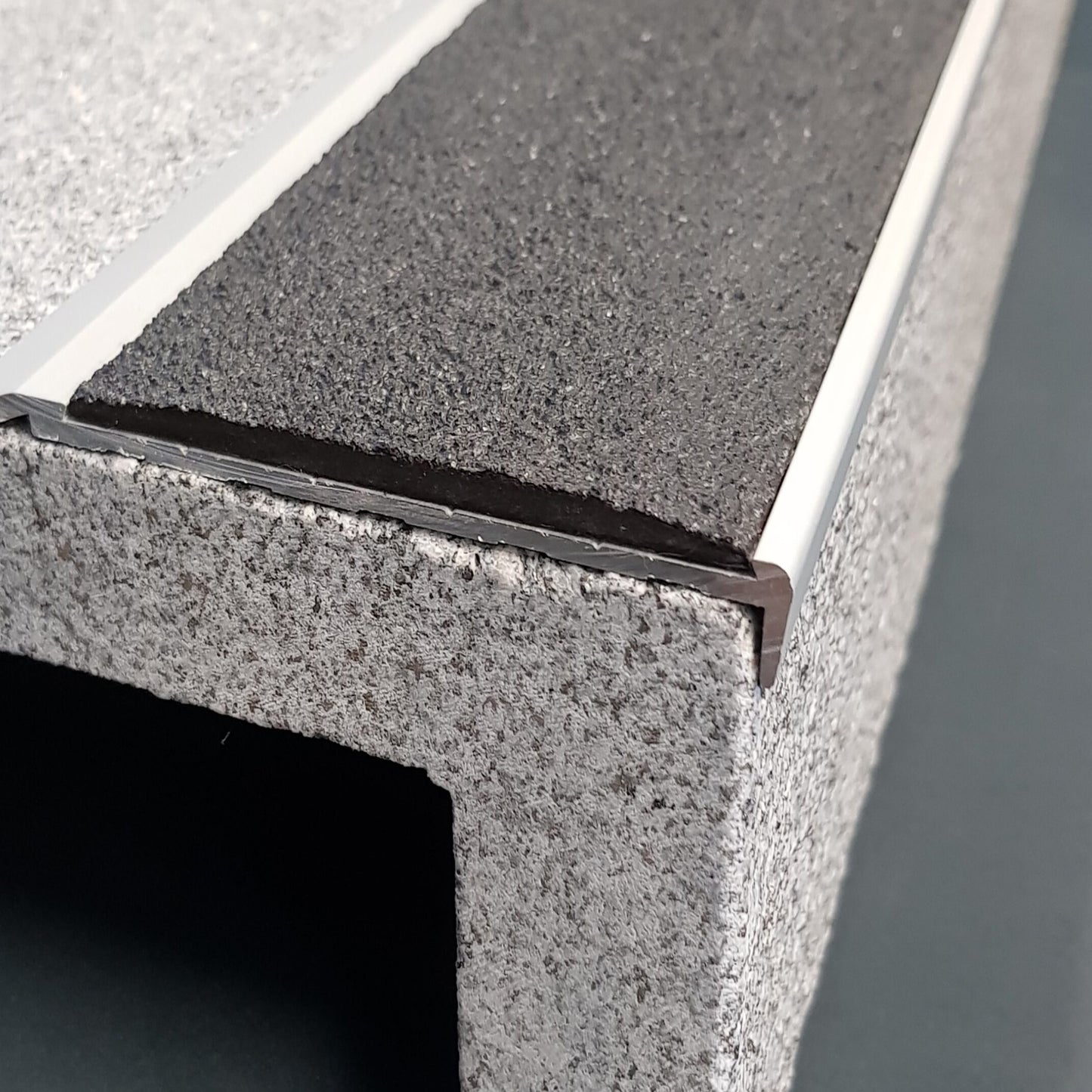 Commercial Stair Nosing Solid Protection Square Edge Carb Insert Stair Nosing