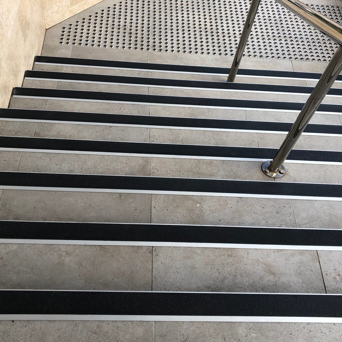 Commercial Stair Nosing Solid Protection Square Edge Carb Insert Stair Nosing